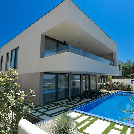 Adria - Seafront B- Quiet Beachfront Retreat With Private Pool * ザトン