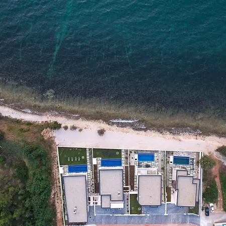 Adria - Seafront B- Quiet Beachfront Retreat With Private Pool ヴィラ