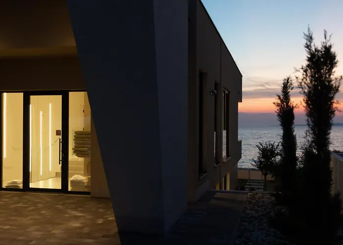 Adria - Seafront B- Quiet Beachfront Retreat With Private Pool ヴィラ ザトン