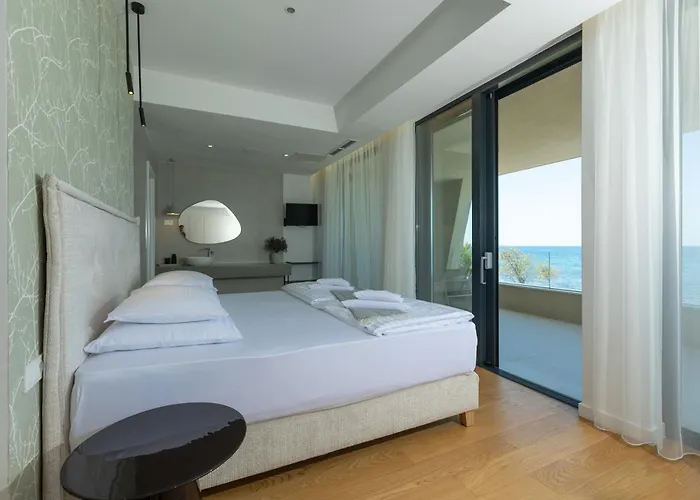 Adria - Seafront B- Quiet Beachfront Retreat With Private Pool ザトン