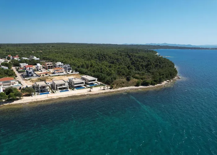 Adria - Seafront B- Quiet Beachfront Retreat With Private Pool ザトン