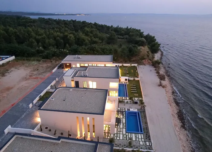 Adria Seafront Family B Private Pool 빌라 *